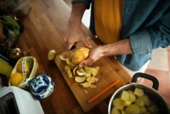Fiskars Veitset Ja Leikkuulaudat*Functional Form kuorimaveitsi kaarevalla terällä 7 cm