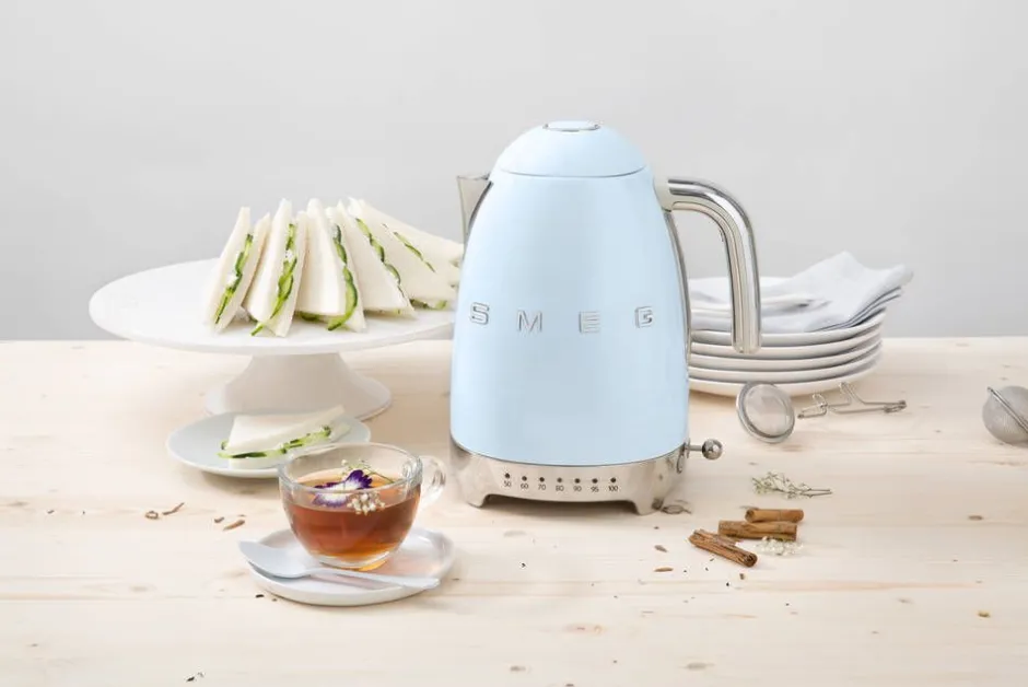 Smeg Kahvi Ja Kuumat Juomat*vedenkeitin KLF04PBEU lämpötilan säädöllä, sininen
