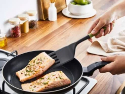 Tefal Keittiötarvikkeet*paistolasta leikkuureunalla Essential 2in1
