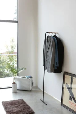 Yamazaki Kylpyhuoneen Säilytys|Hyllyt Ja Telineet*Vaateteline Tower Slim musta
